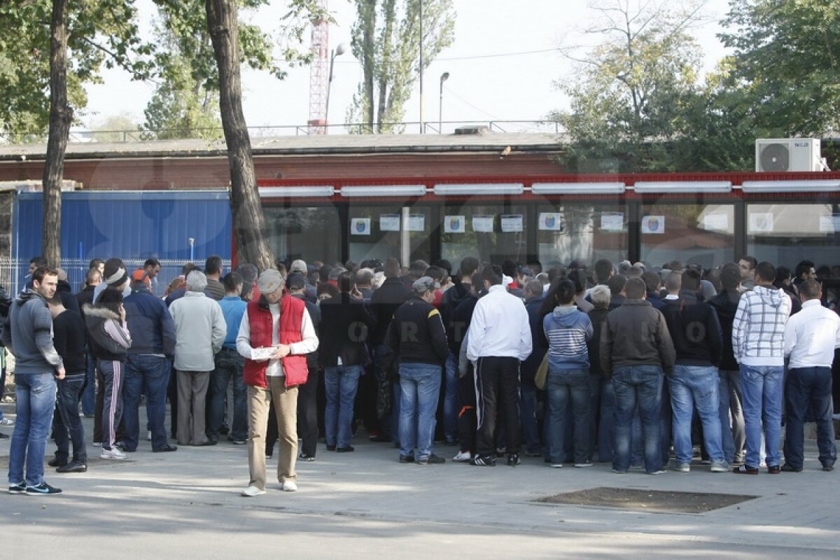 FOTO Foame de derby » Suporterii au făcut coadă la casele de bilete pentru Steaua - Rapid