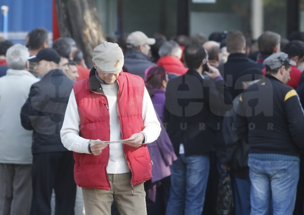 FOTO Foame de derby » Suporterii au făcut coadă la casele de bilete pentru Steaua - Rapid
