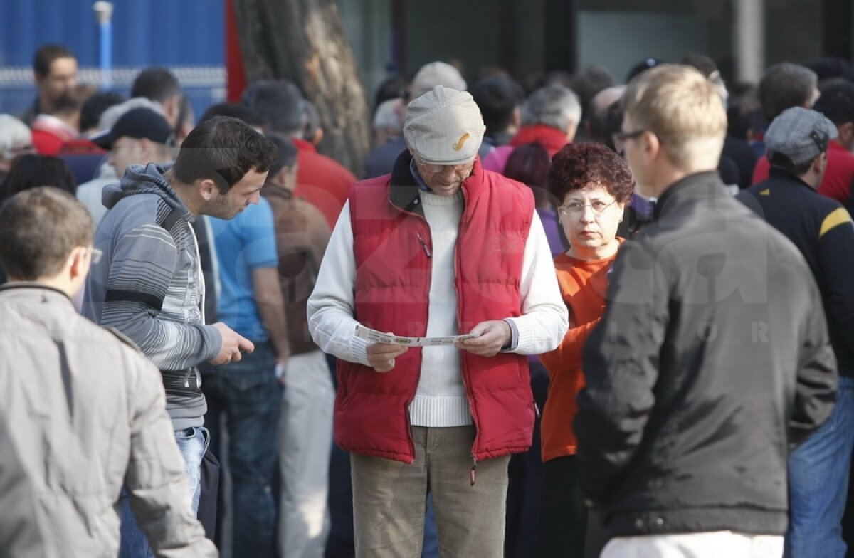 FOTO Foame de derby » Suporterii au făcut coadă la casele de bilete pentru Steaua - Rapid