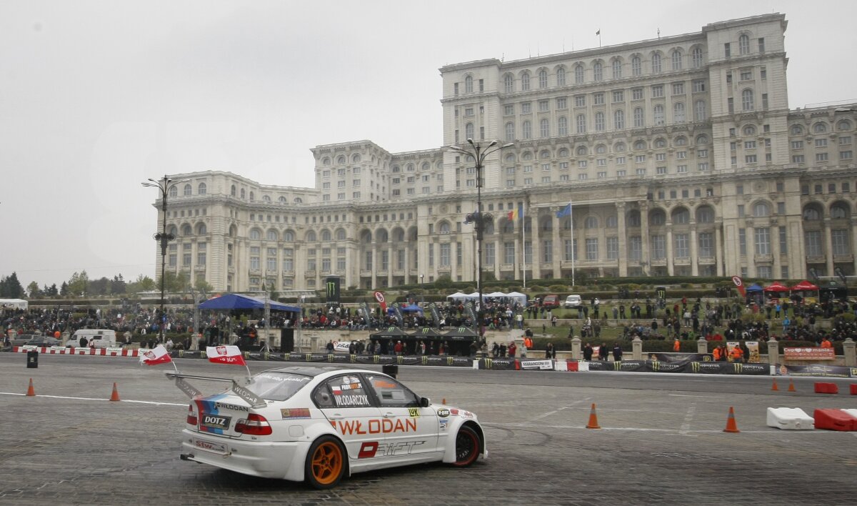 FOTO Show la Bucureşti cu maşini de-a latul şi cauciucuri arse