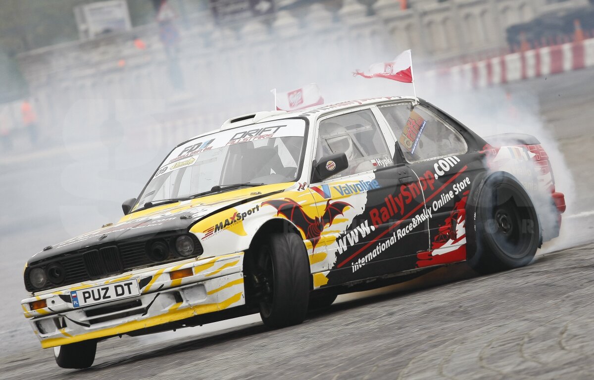 FOTO Show la Bucureşti cu maşini de-a latul şi cauciucuri arse