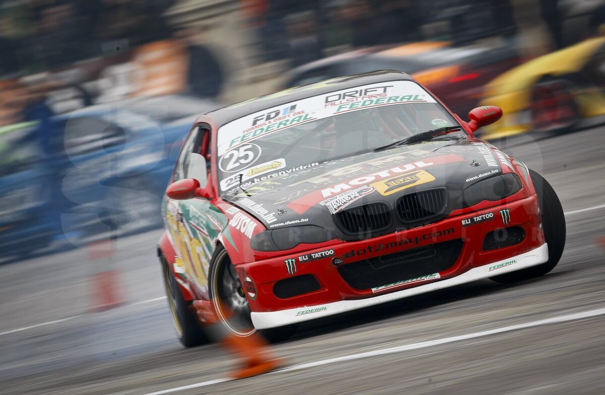 FOTO Show la Bucureşti cu maşini de-a latul şi cauciucuri arse