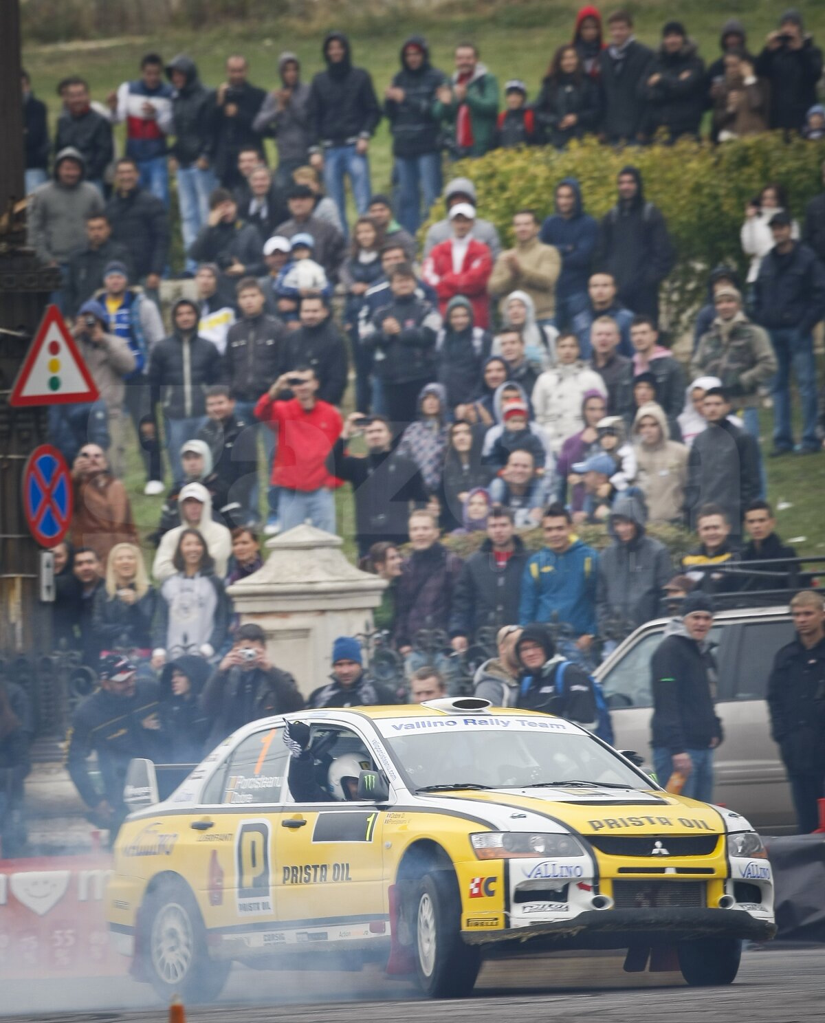FOTO Show la Bucureşti cu maşini de-a latul şi cauciucuri arse