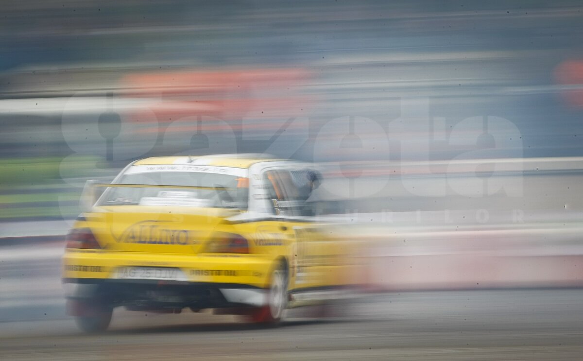 FOTO Show la Bucureşti cu maşini de-a latul şi cauciucuri arse