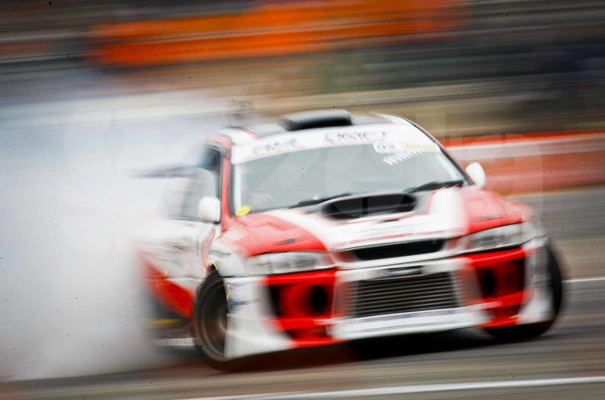 FOTO Show la Bucureşti cu maşini de-a latul şi cauciucuri arse