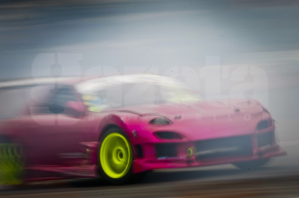 FOTO Show la Bucureşti cu maşini de-a latul şi cauciucuri arse