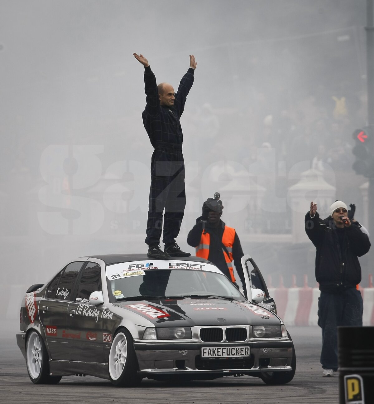 FOTO Show la Bucureşti cu maşini de-a latul şi cauciucuri arse