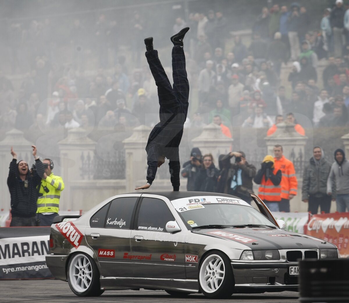 FOTO Show la Bucureşti cu maşini de-a latul şi cauciucuri arse