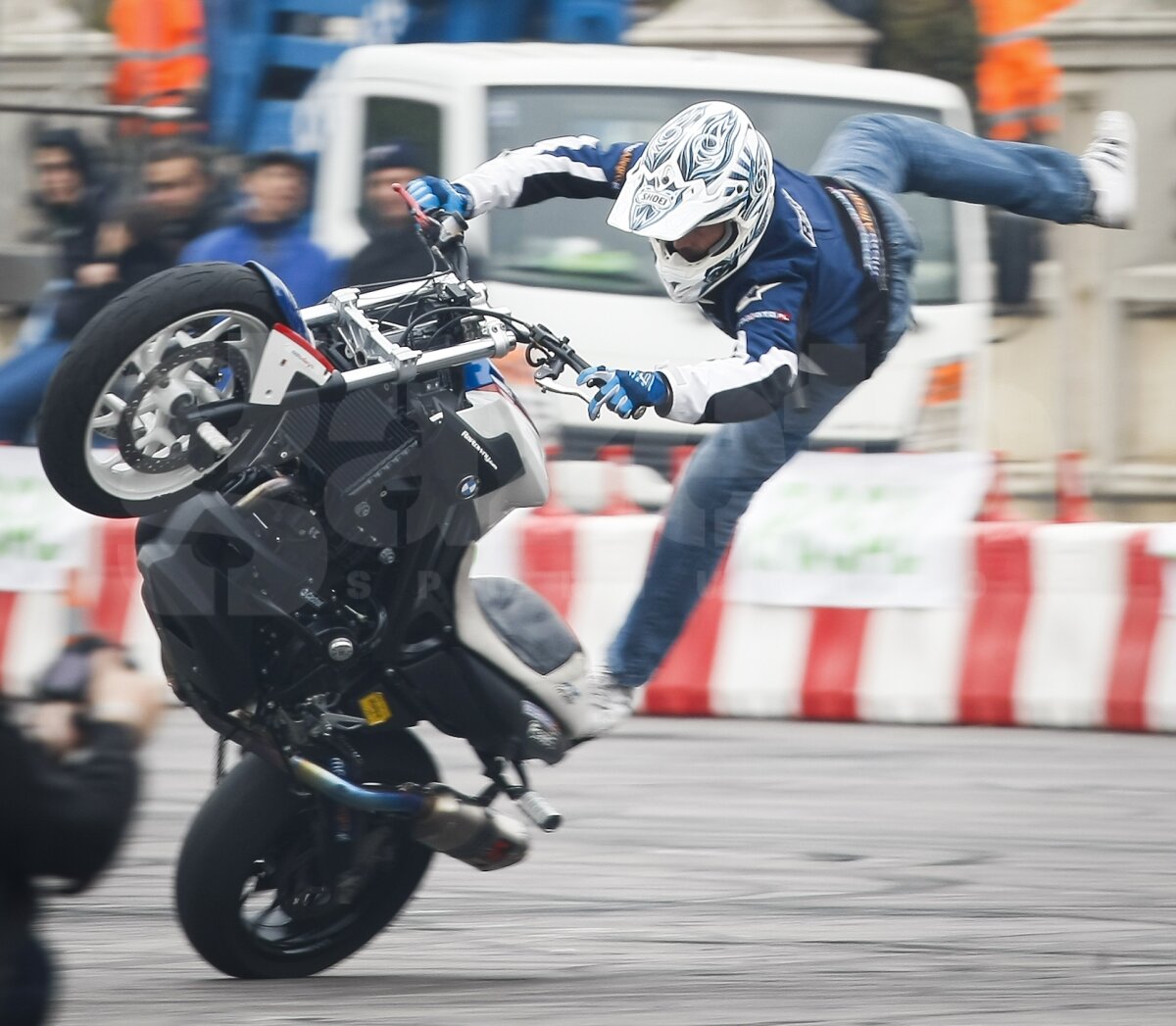 FOTO Show la Bucureşti cu maşini de-a latul şi cauciucuri arse