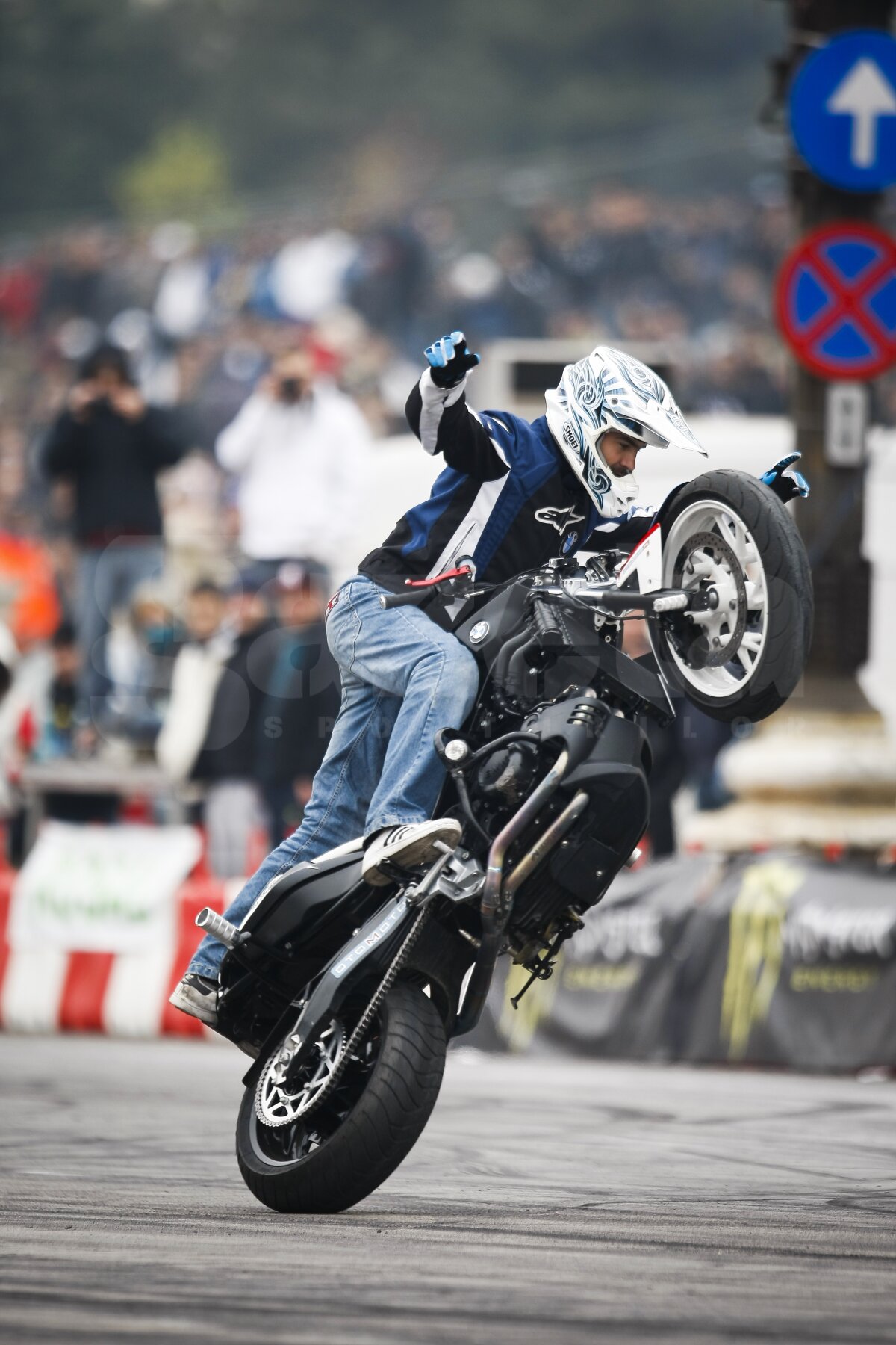 FOTO Show la Bucureşti cu maşini de-a latul şi cauciucuri arse