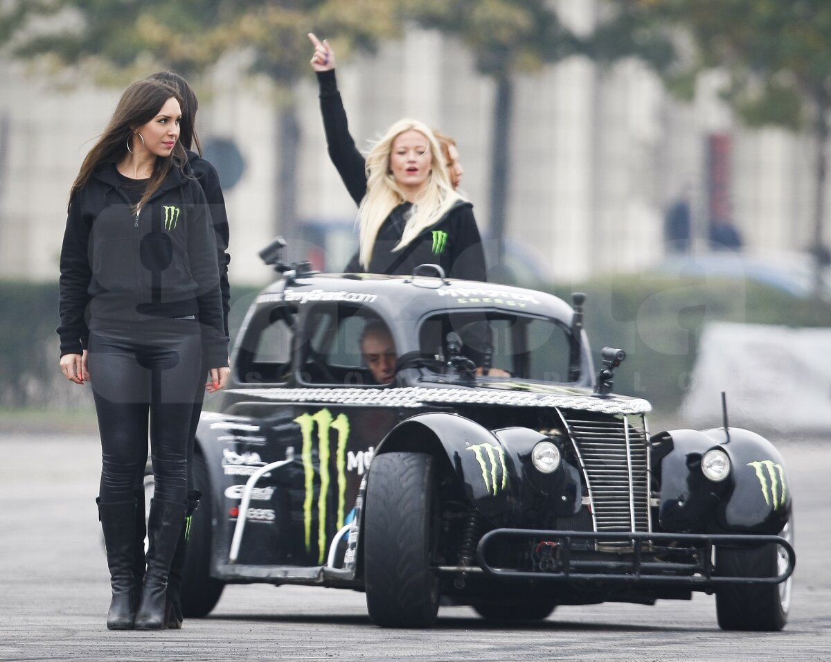 FOTO Show la Bucureşti cu maşini de-a latul şi cauciucuri arse