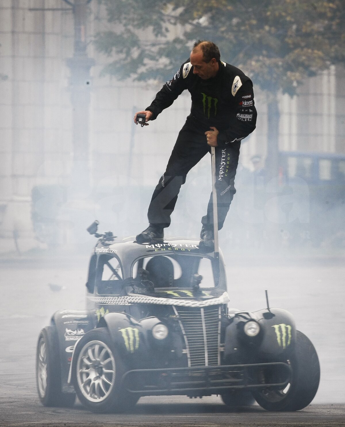 FOTO Show la Bucureşti cu maşini de-a latul şi cauciucuri arse