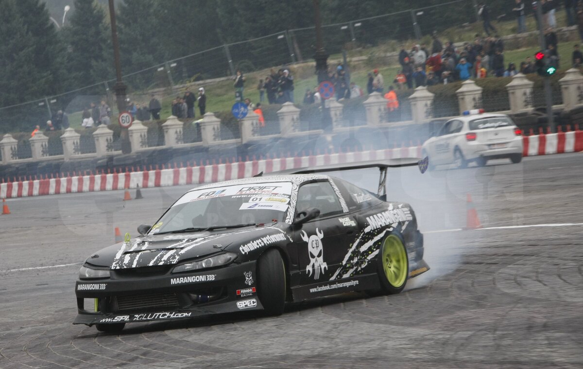 FOTO Show la Bucureşti cu maşini de-a latul şi cauciucuri arse