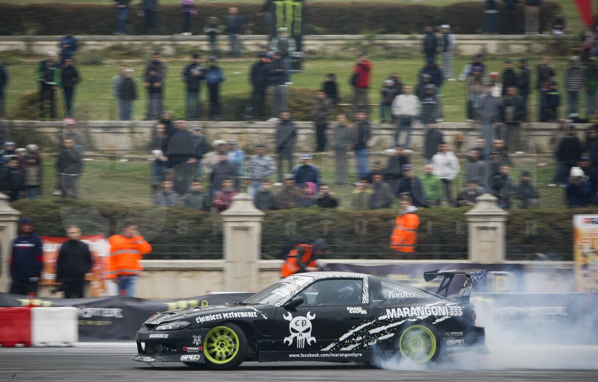 FOTO Show la Bucureşti cu maşini de-a latul şi cauciucuri arse