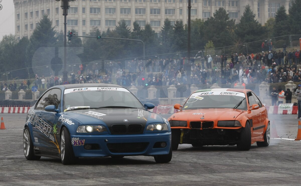 FOTO Show la Bucureşti cu maşini de-a latul şi cauciucuri arse