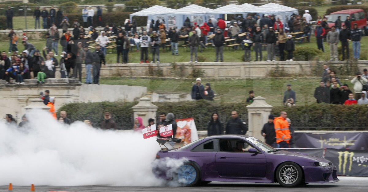 FOTO Show la Bucureşti cu maşini de-a latul şi cauciucuri arse