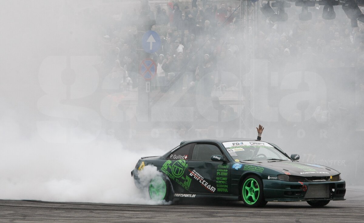 FOTO Show la Bucureşti cu maşini de-a latul şi cauciucuri arse