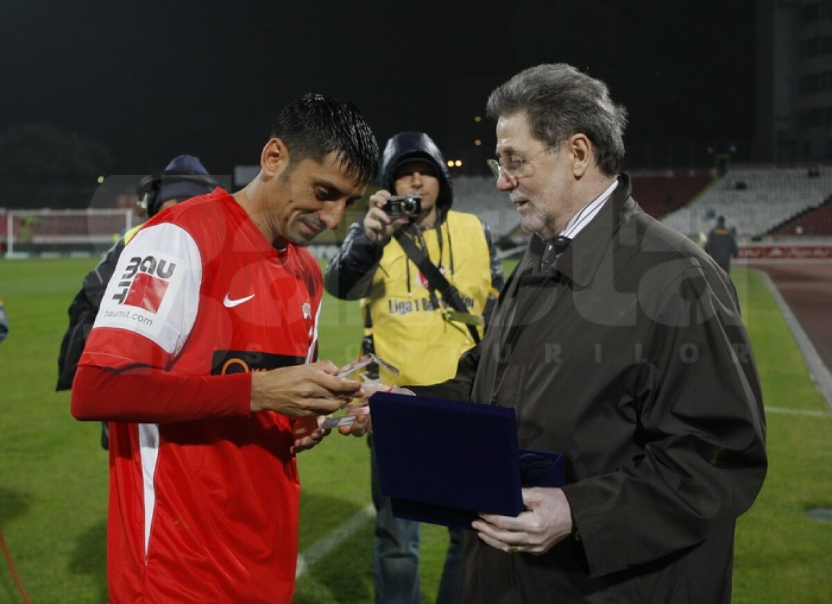 FOTO Dănciulescu a fost premiat de Cornel Dinu înaintea meciului cu FC Braşov