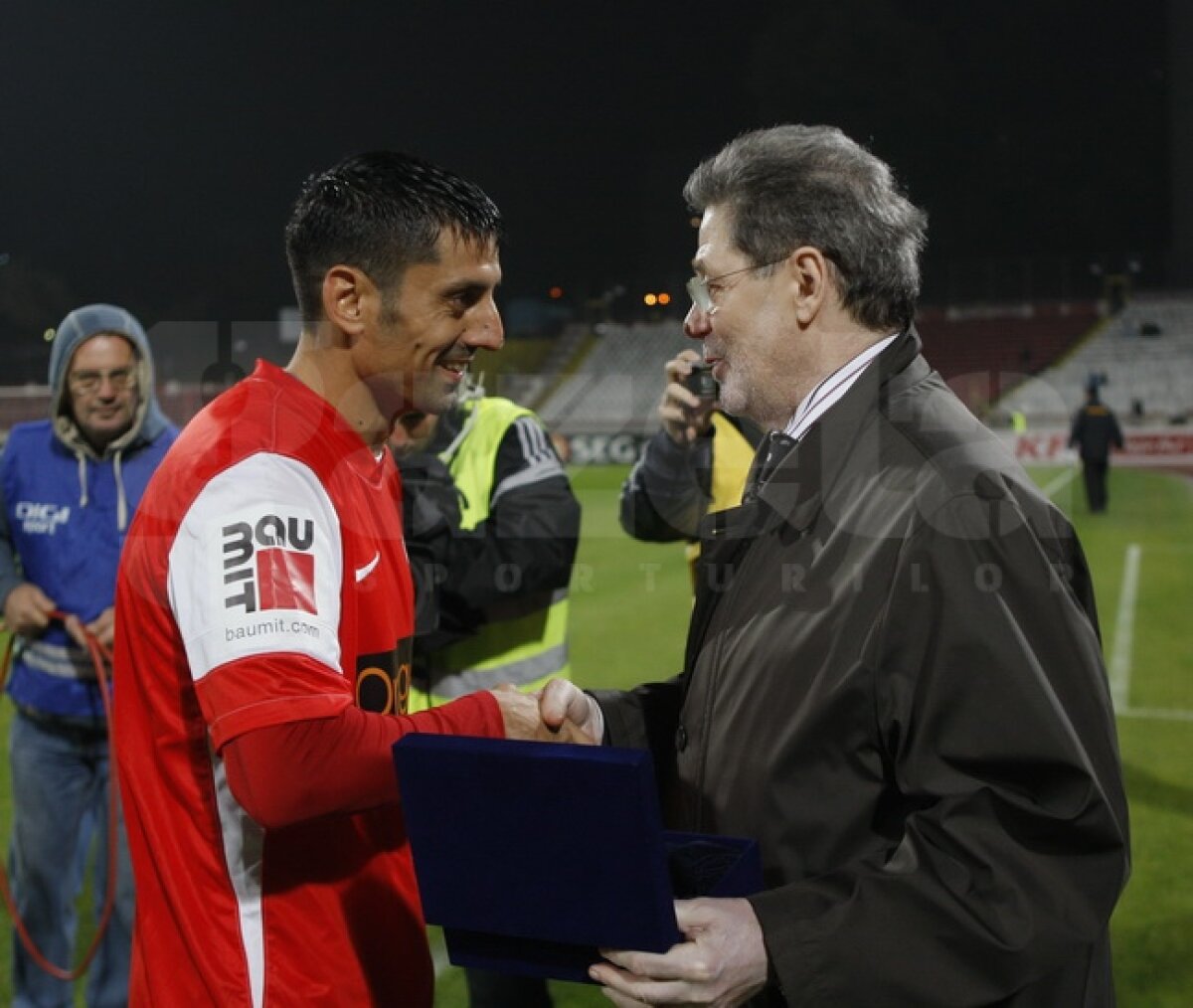 FOTO Dănciulescu a fost premiat de Cornel Dinu înaintea meciului cu FC Braşov