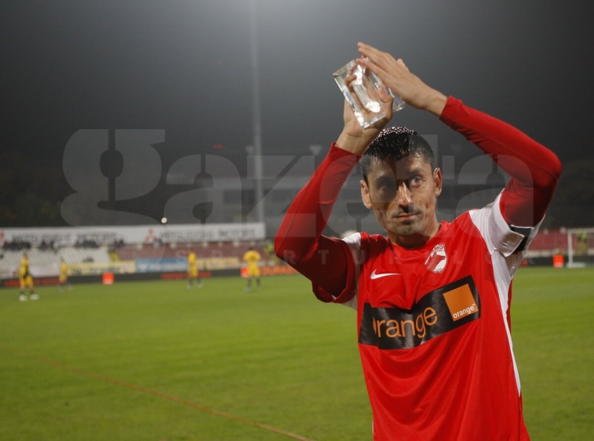 FOTO Dănciulescu a fost premiat de Cornel Dinu înaintea meciului cu FC Braşov