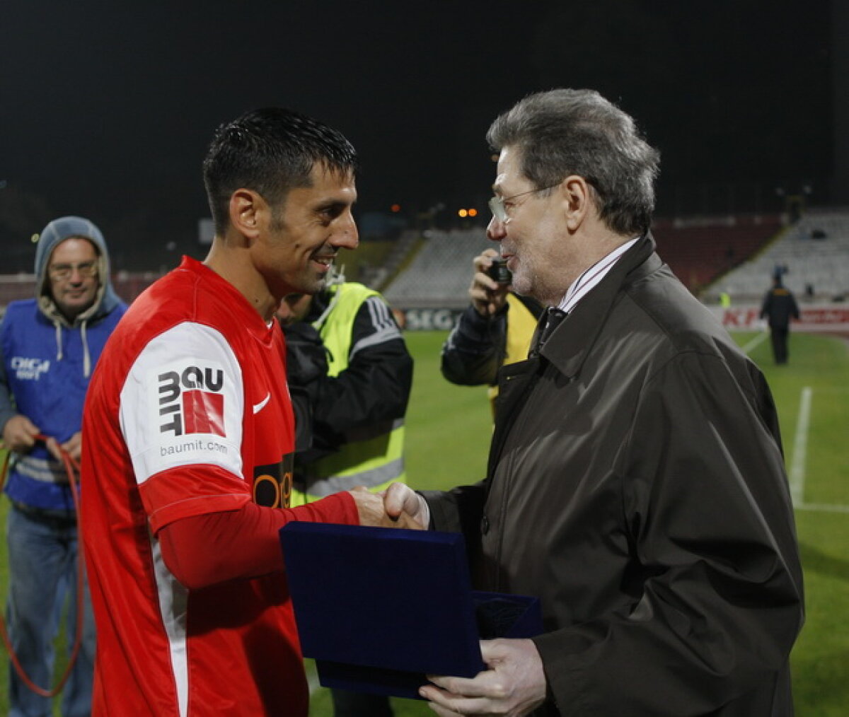 FOTO Dănciulescu a fost premiat de Cornel Dinu înaintea meciului cu FC Braşov