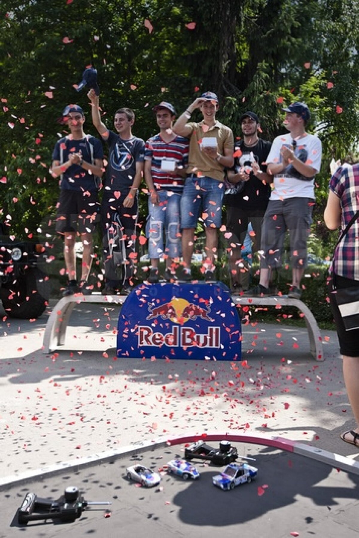 2 români merg la fabrica Red Bull Racing de la Milton Keynes!