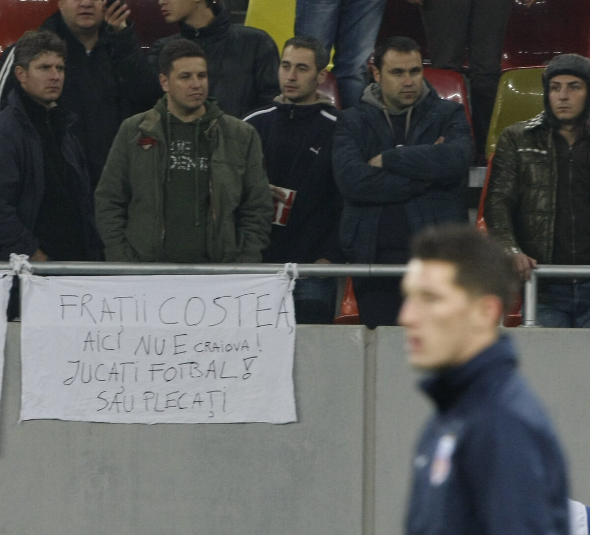 FOTO Avertisment pentru fraţii Costea: "Jucaţi fotbal sau plecaţi"