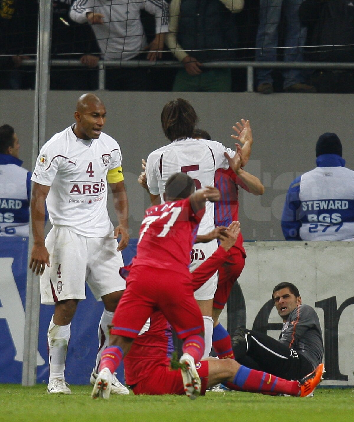 FOTO Bătaie generală la Steaua - Rapid. Prepeliţă şi Alexa au fost eliminaţi!