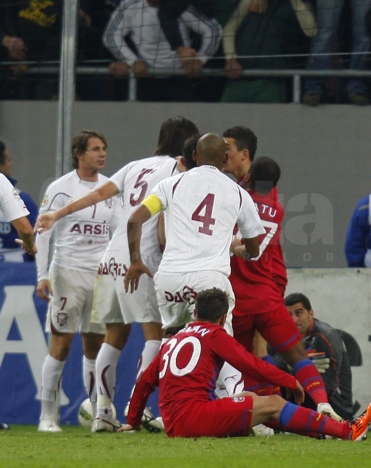 FOTO Bătaie generală la Steaua - Rapid. Prepeliţă şi Alexa au fost eliminaţi!