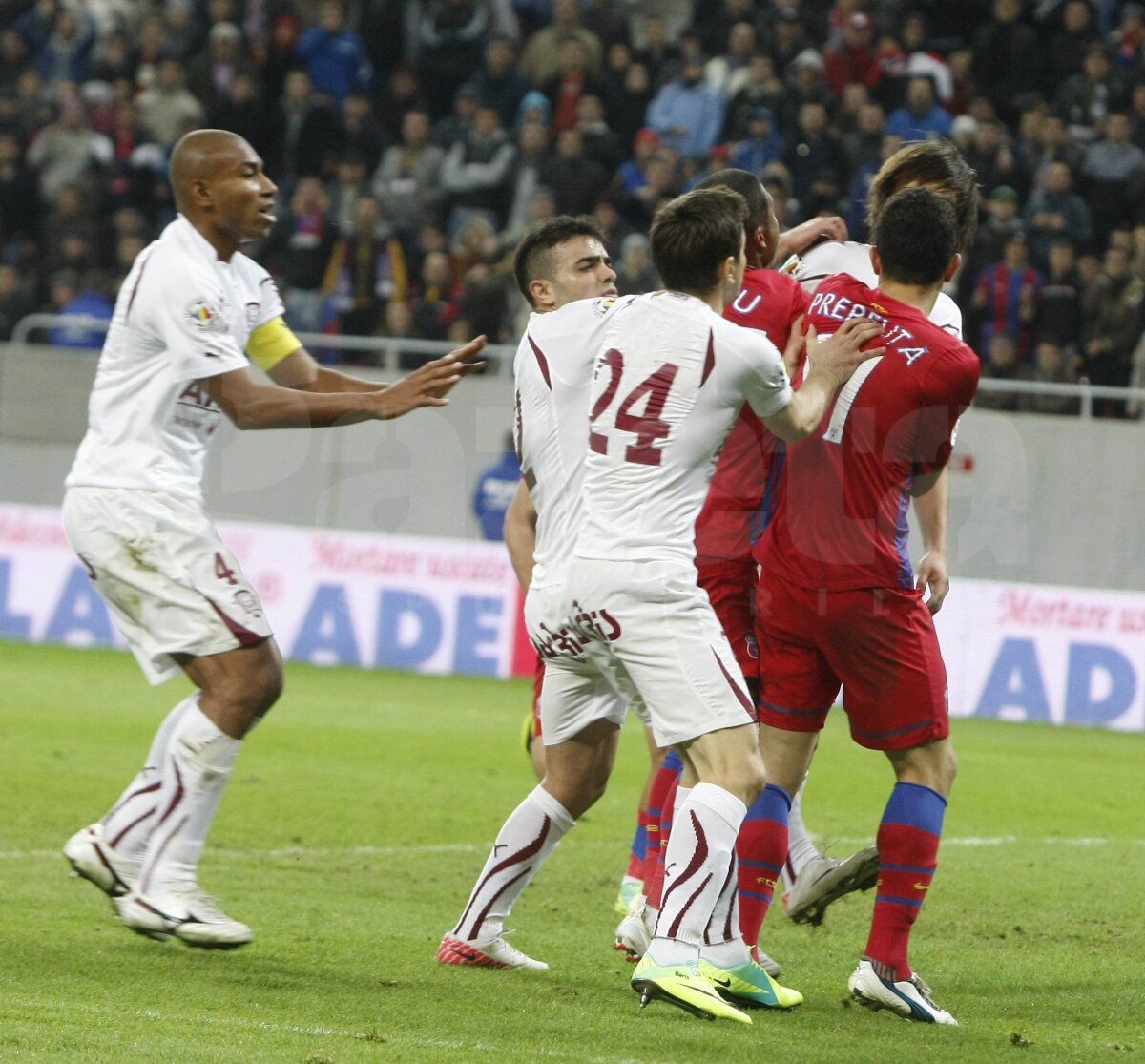 FOTO Bătaie generală la Steaua - Rapid. Prepeliţă şi Alexa au fost eliminaţi!