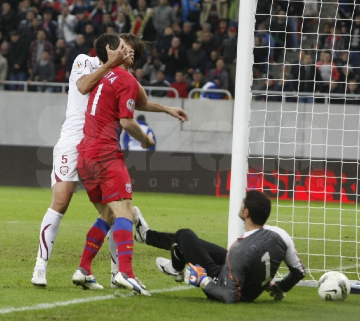 FOTO Steaua putea cîştiga un nou derby la "masa verde" » Rapidul ar fi putut avea 5 eliminaţi