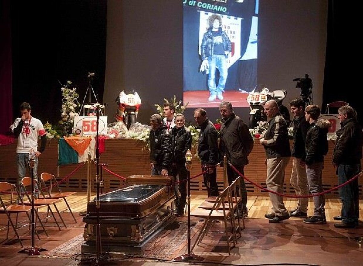 FOTO Italia e în doliu: 5000 de oameni au stat în ploaie ca să-i aducă un ultim omagiu lui Simoncelli