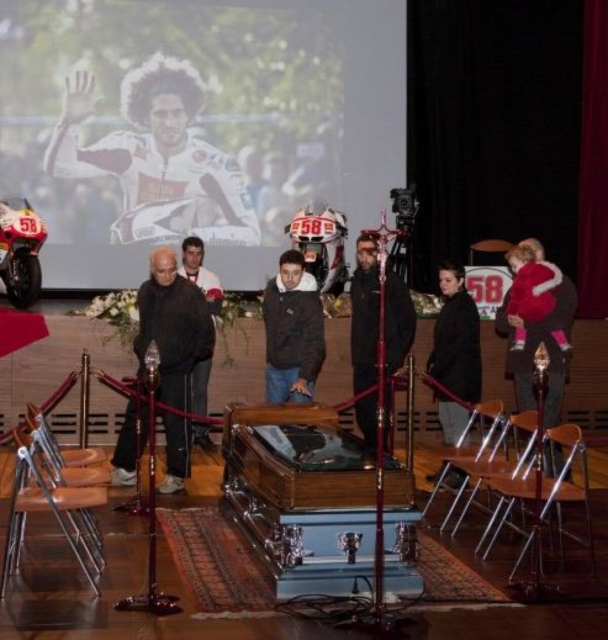 FOTO Italia e în doliu: 5000 de oameni au stat în ploaie ca să-i aducă un ultim omagiu lui Simoncelli