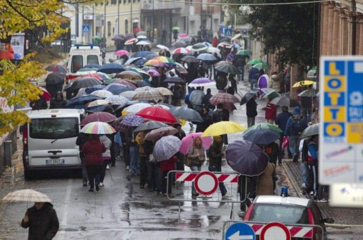 FOTO Italia e în doliu: 5000 de oameni au stat în ploaie ca să-i aducă un ultim omagiu lui Simoncelli