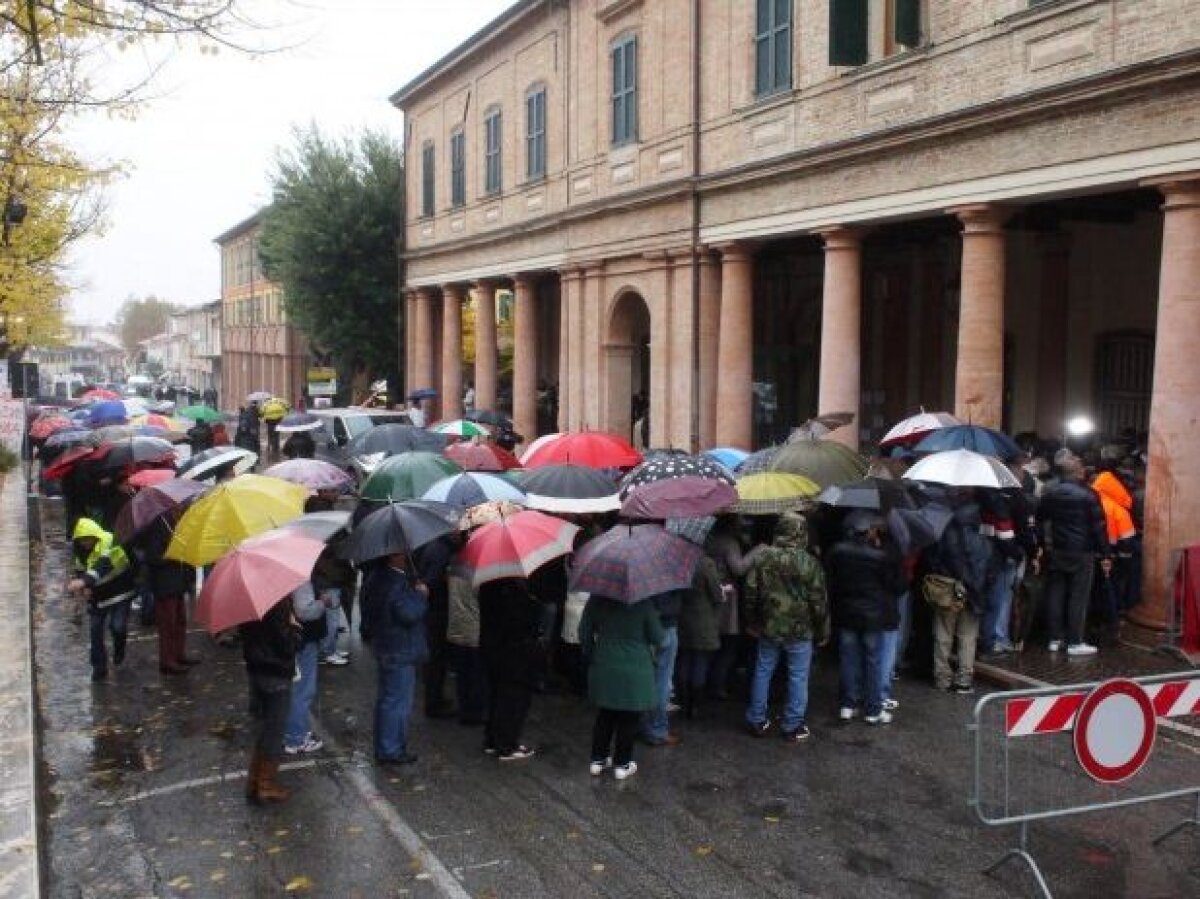 FOTO Italia e în doliu: 5000 de oameni au stat în ploaie ca să-i aducă un ultim omagiu lui Simoncelli