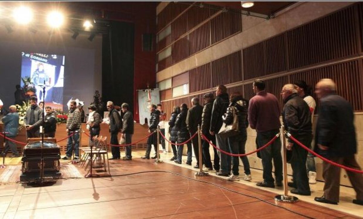 FOTO Italia e în doliu: 5000 de oameni au stat în ploaie ca să-i aducă un ultim omagiu lui Simoncelli