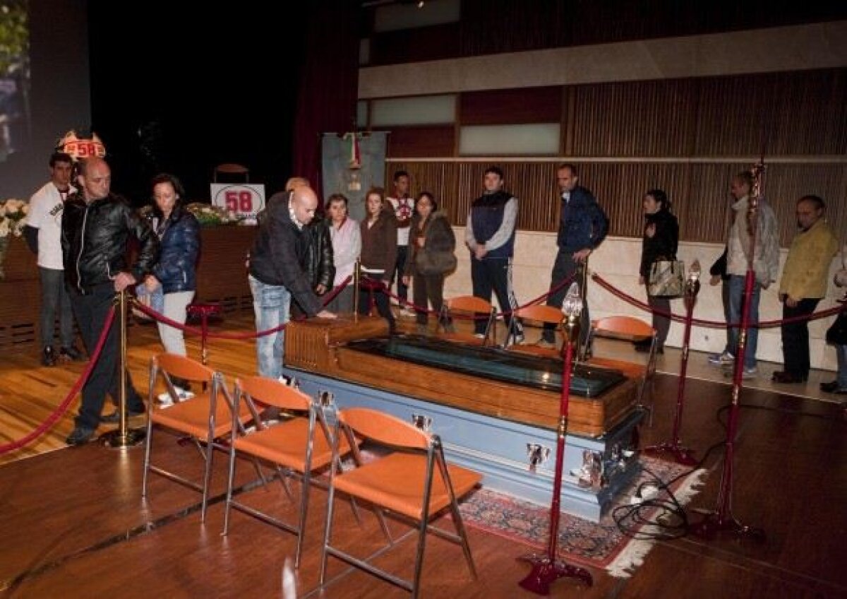 FOTO Italia e în doliu: 5000 de oameni au stat în ploaie ca să-i aducă un ultim omagiu lui Simoncelli