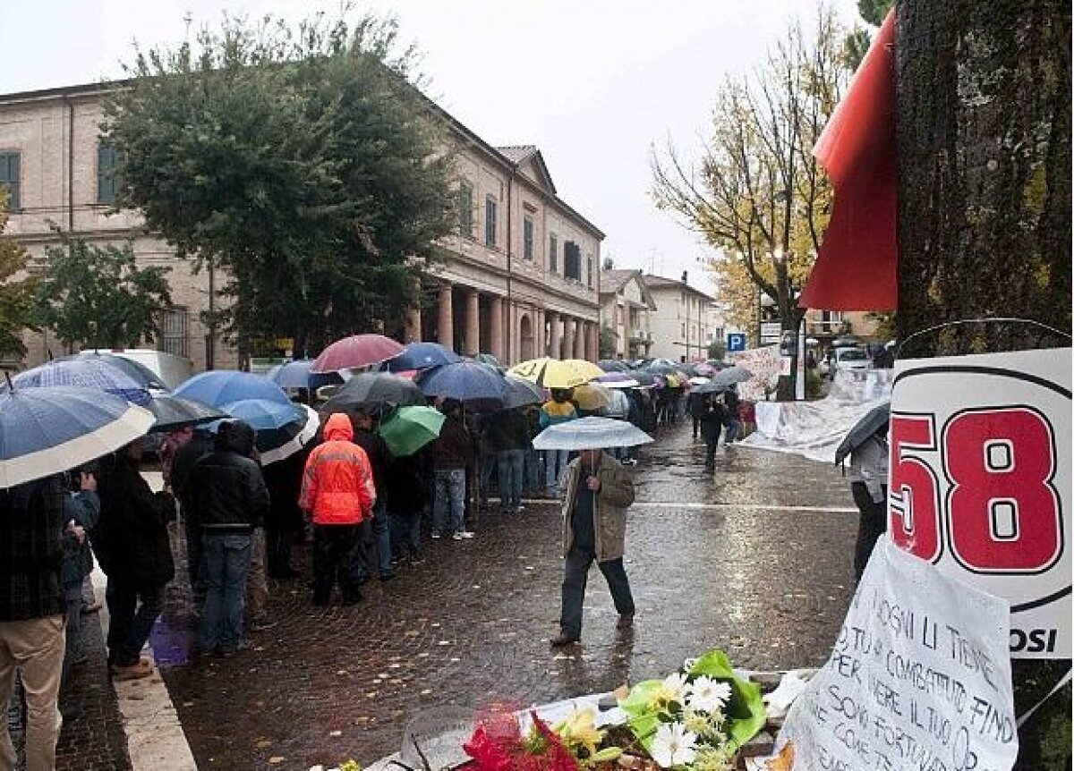 FOTO Italia e în doliu: 5000 de oameni au stat în ploaie ca să-i aducă un ultim omagiu lui Simoncelli