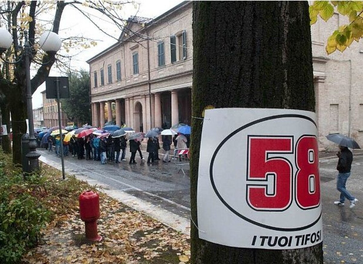 FOTO Italia e în doliu: 5000 de oameni au stat în ploaie ca să-i aducă un ultim omagiu lui Simoncelli