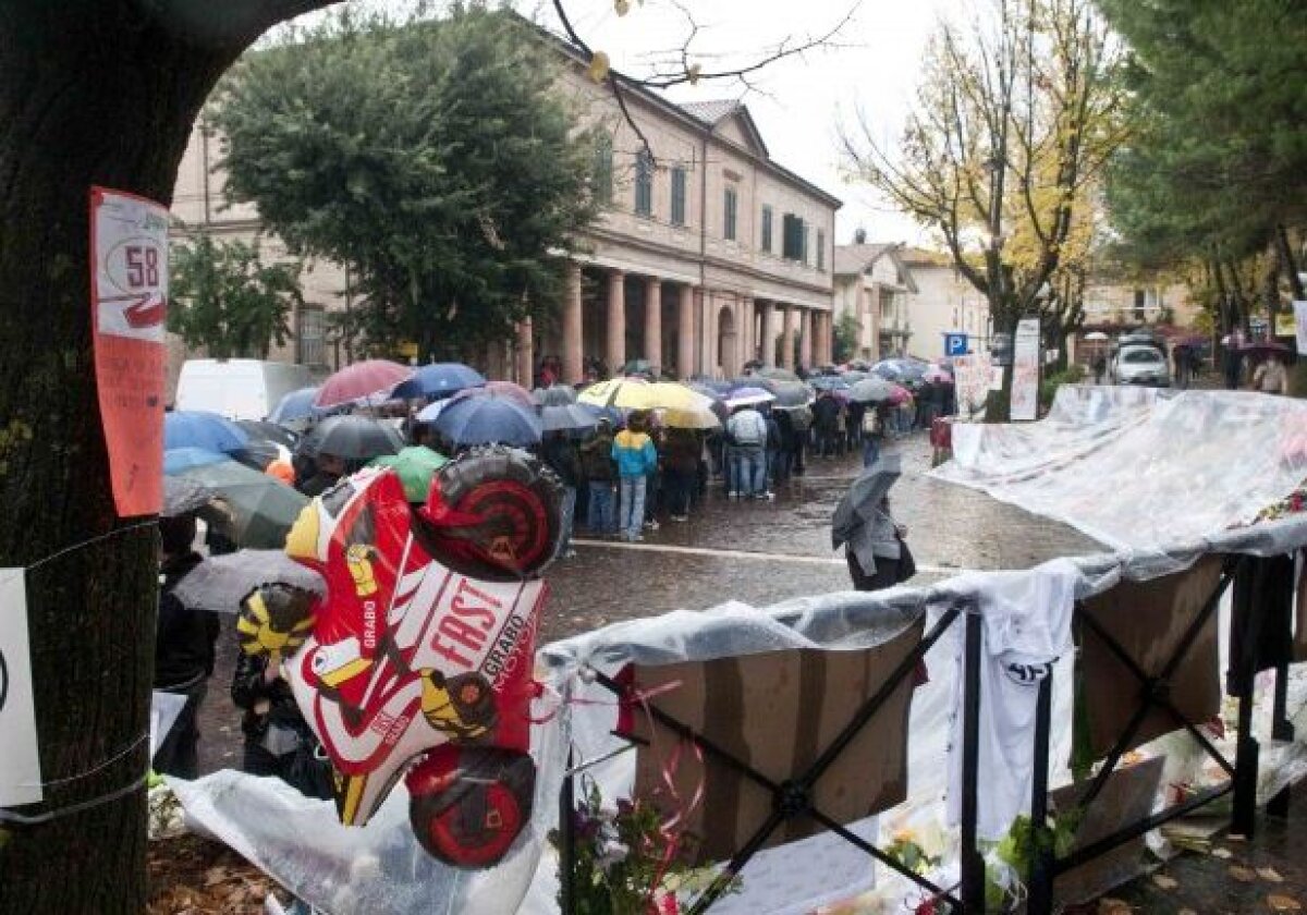 FOTO Italia e în doliu: 5000 de oameni au stat în ploaie ca să-i aducă un ultim omagiu lui Simoncelli
