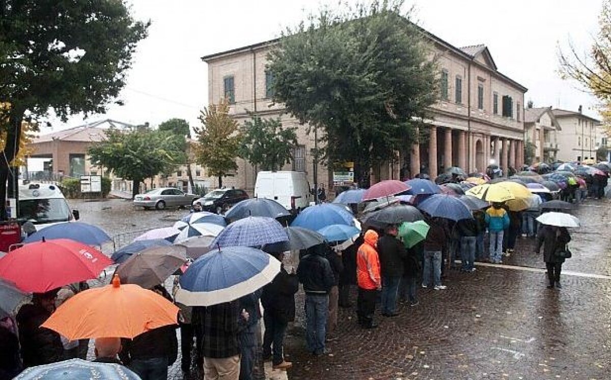 FOTO Italia e în doliu: 5000 de oameni au stat în ploaie ca să-i aducă un ultim omagiu lui Simoncelli