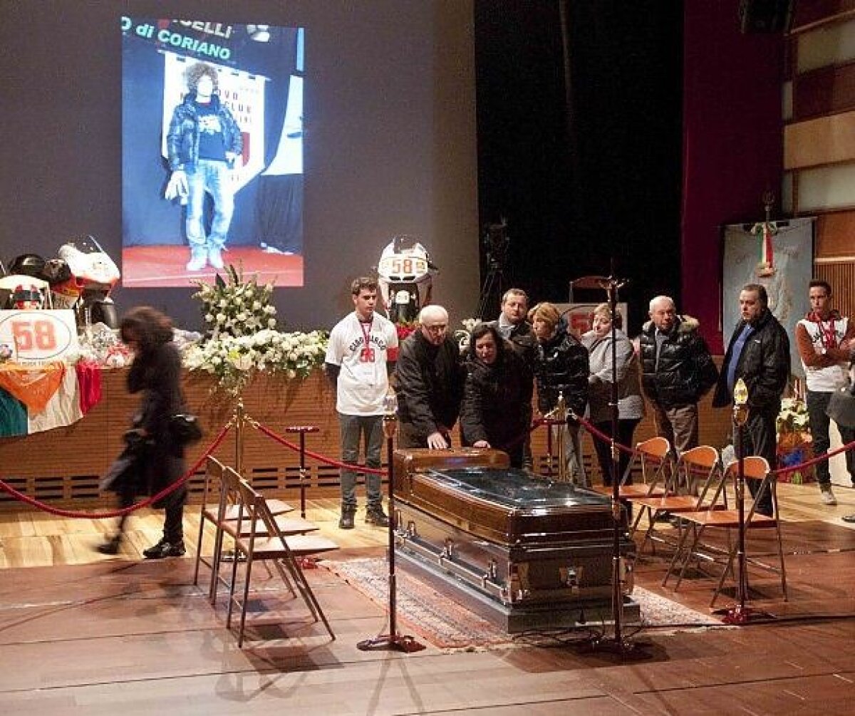 FOTO Italia e în doliu: 5000 de oameni au stat în ploaie ca să-i aducă un ultim omagiu lui Simoncelli