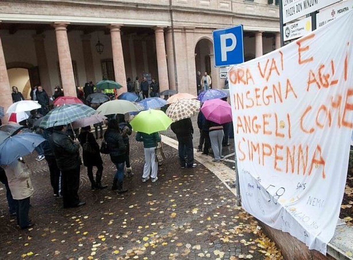 FOTO Italia e în doliu: 5000 de oameni au stat în ploaie ca să-i aducă un ultim omagiu lui Simoncelli