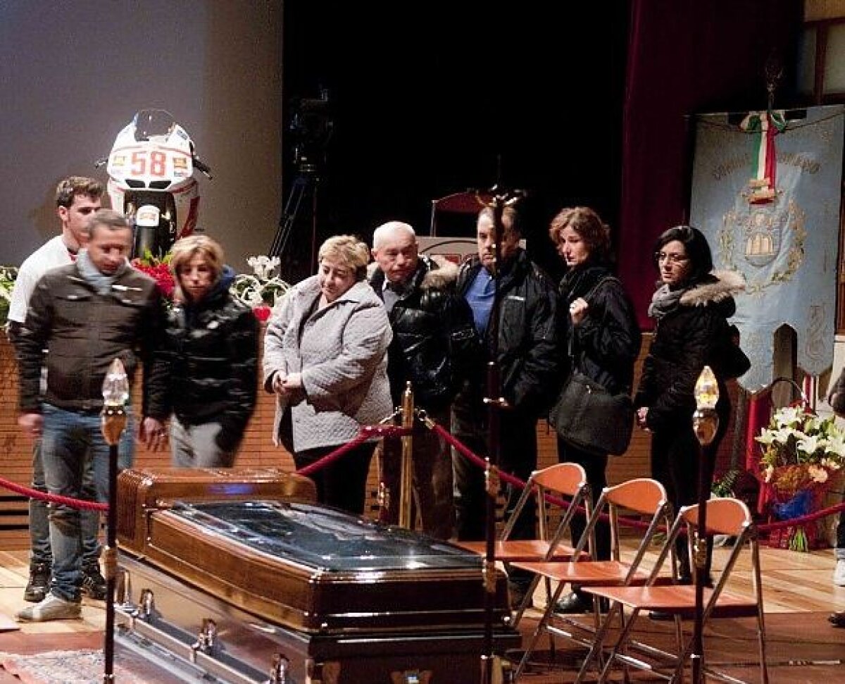 FOTO Italia e în doliu: 5000 de oameni au stat în ploaie ca să-i aducă un ultim omagiu lui Simoncelli