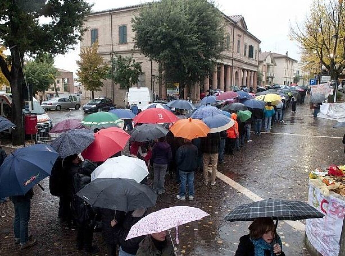 FOTO Italia e în doliu: 5000 de oameni au stat în ploaie ca să-i aducă un ultim omagiu lui Simoncelli