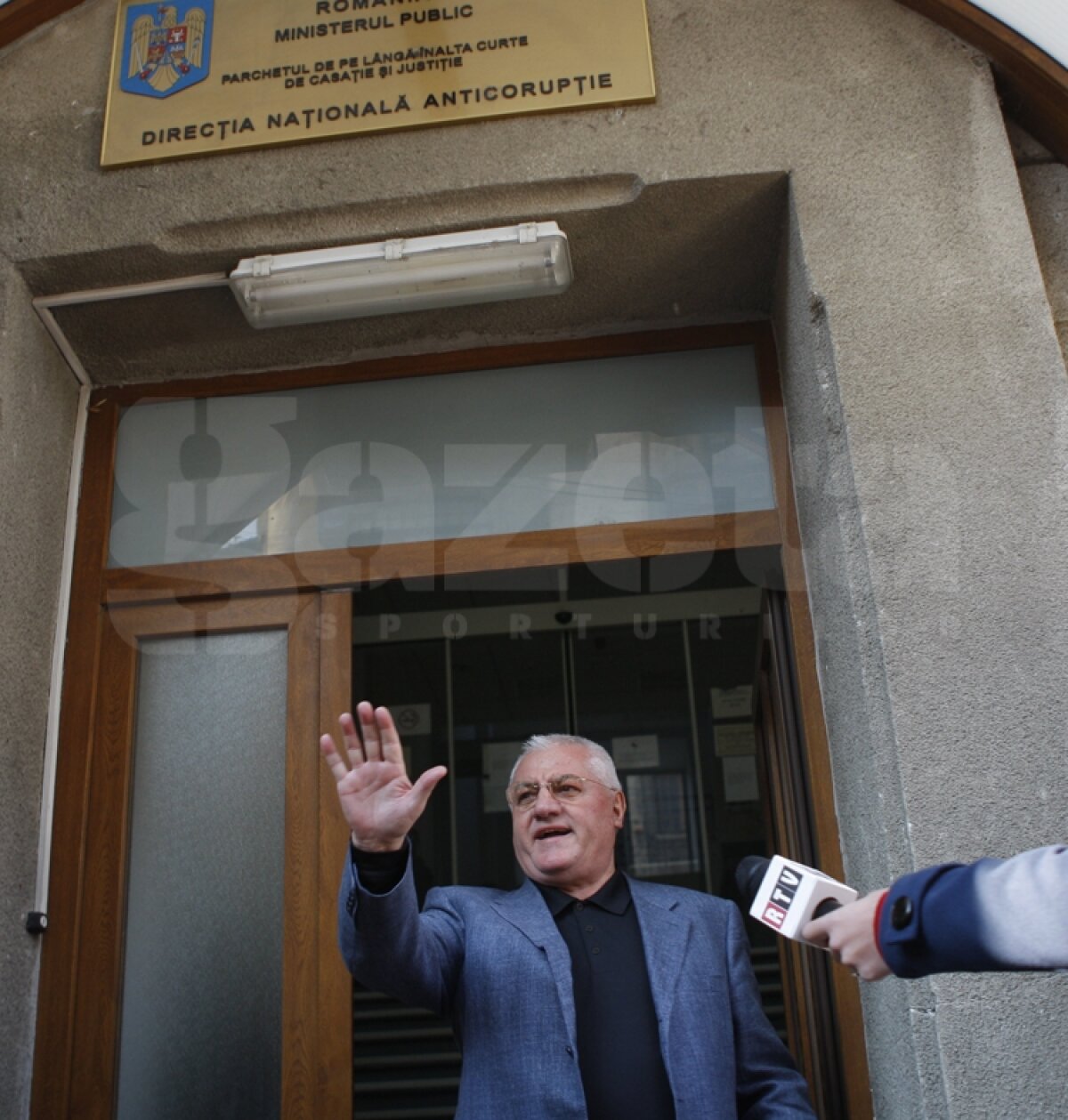 UPDATE Dragomir a ieşit nervos din sediul DNA: "Vreţi corectitudine sau vreţi sînge?"