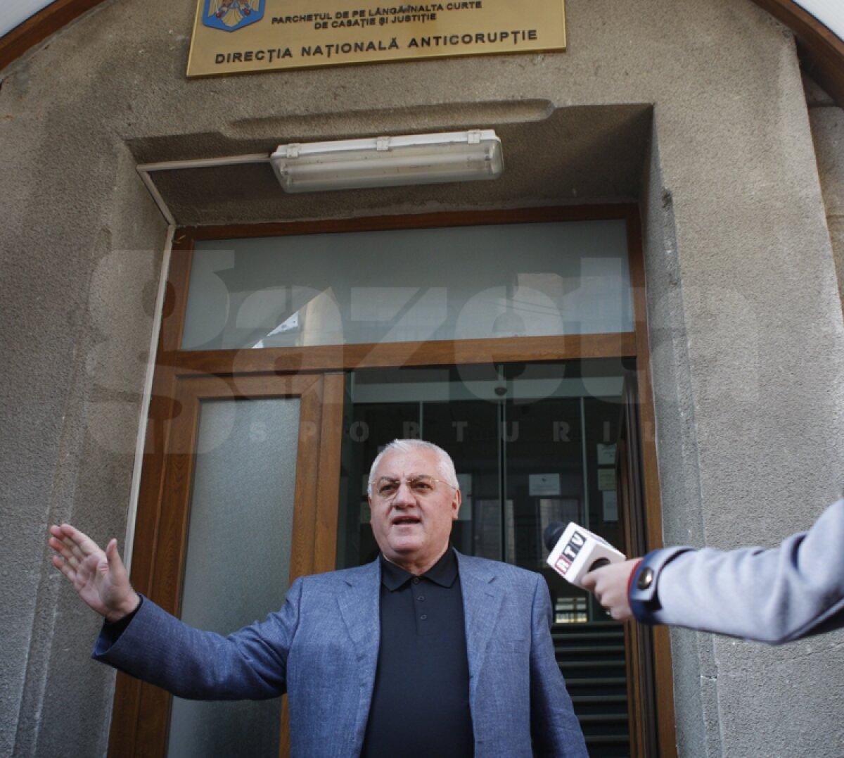 UPDATE Dragomir a ieşit nervos din sediul DNA: "Vreţi corectitudine sau vreţi sînge?"