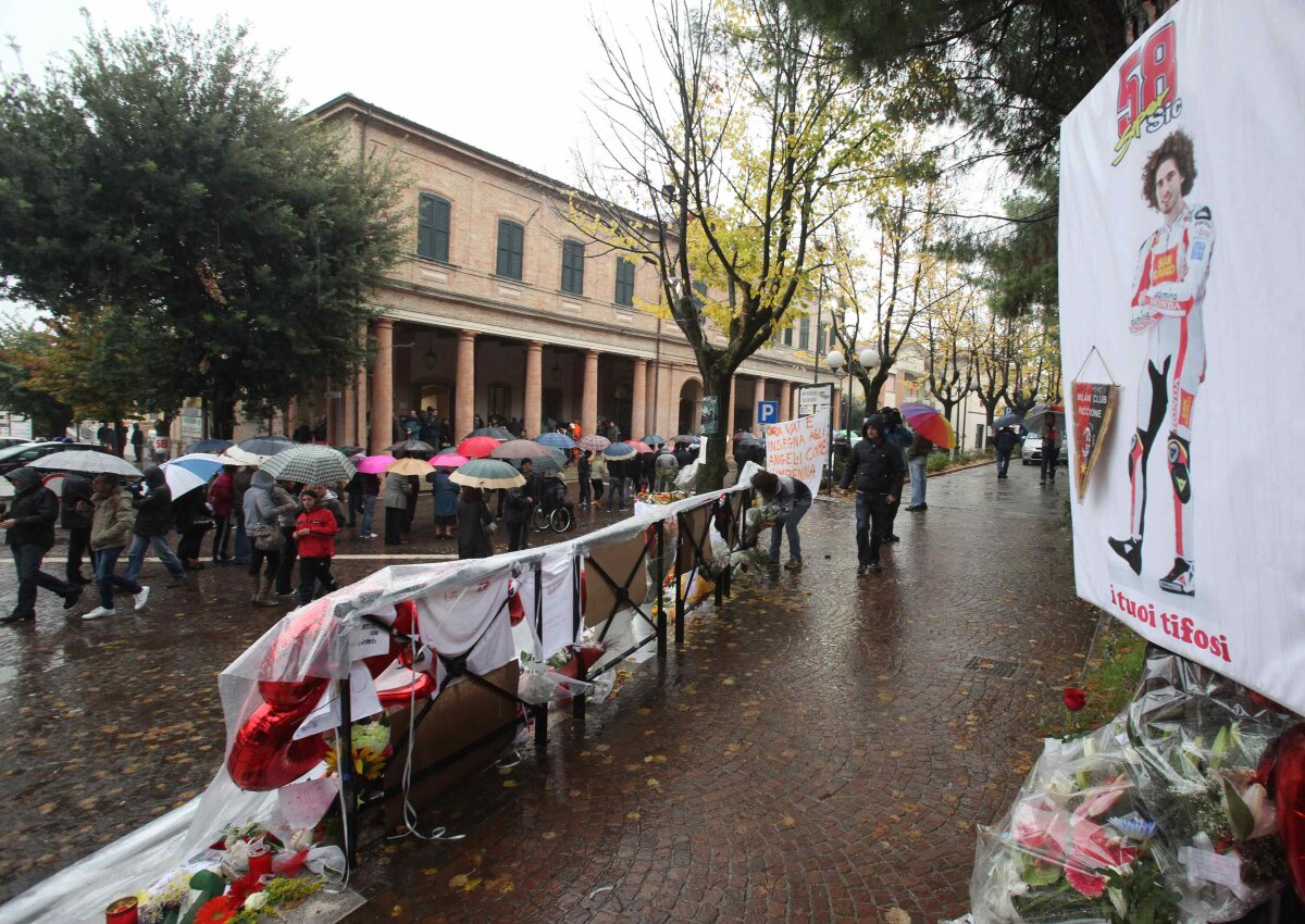 FOTO Mii de fani au participat la înmormîntarea lui Simoncelli