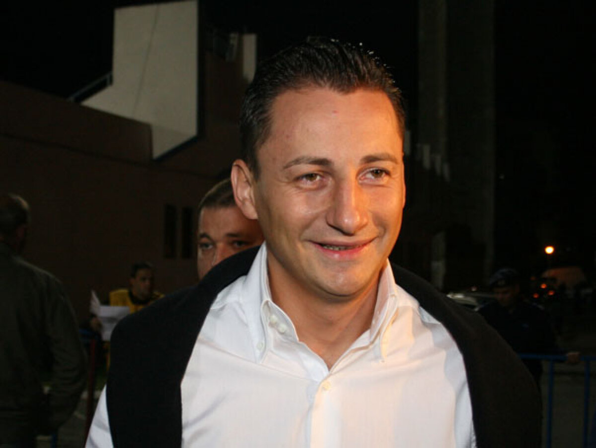 Schimbare şocantă de look a unui om de fotbal. Îl recunoşti?