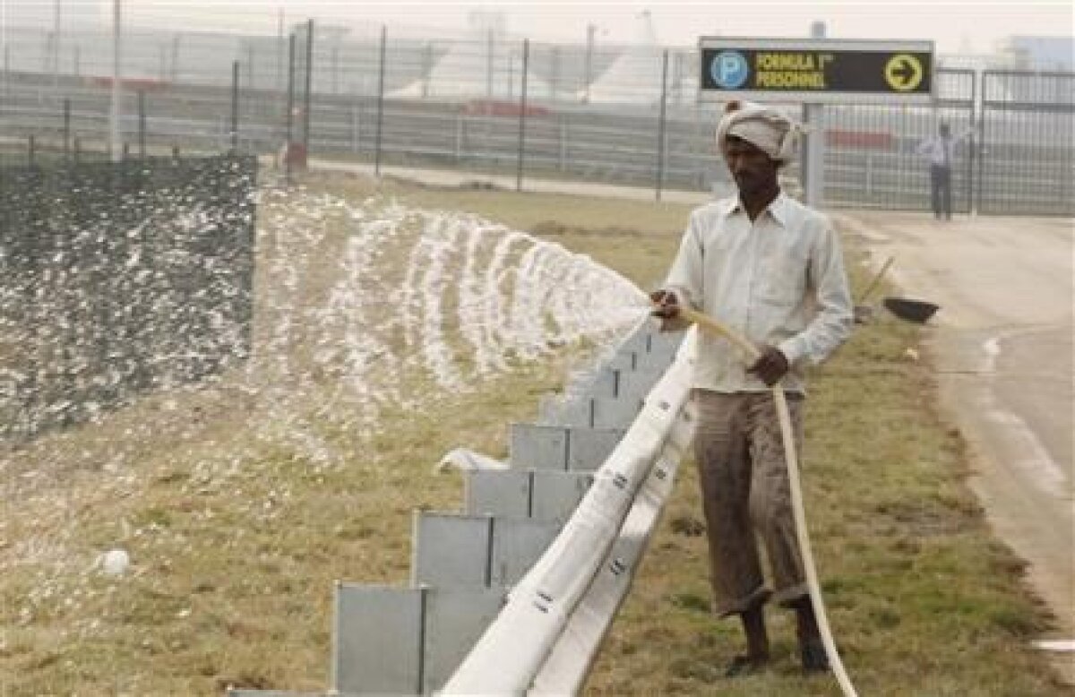 FOTO/ Spectacol în India » Abandon, cîini şi întreruperi în prima sesiune de antrenamente